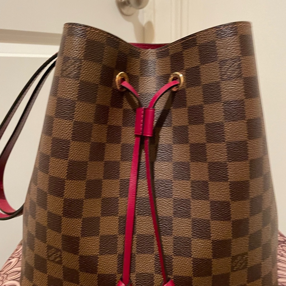 Brown and Red Checkered Bucket Bag also can be worn as a crossbody.